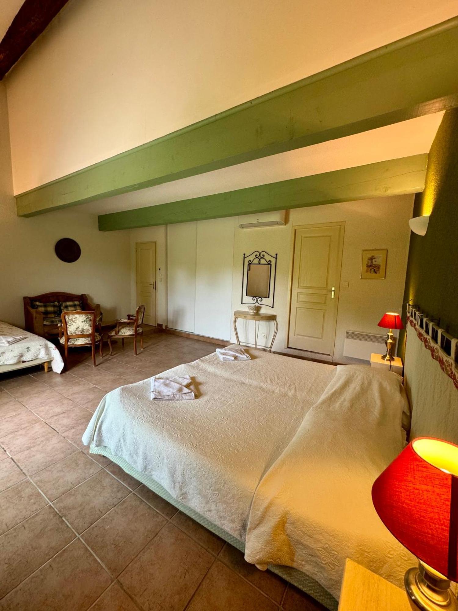 Mas Du Grand Peloux Otel Port-Saint-Louis-du-Rhône Oda fotoğraf