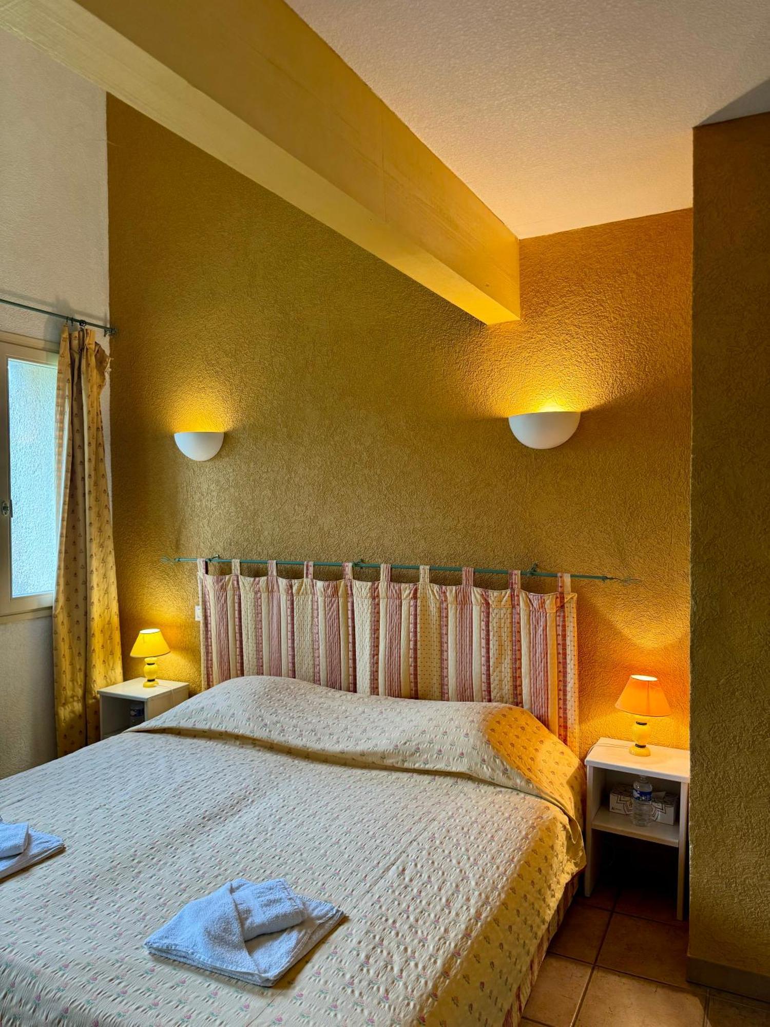 Mas Du Grand Peloux Otel Port-Saint-Louis-du-Rhône Oda fotoğraf