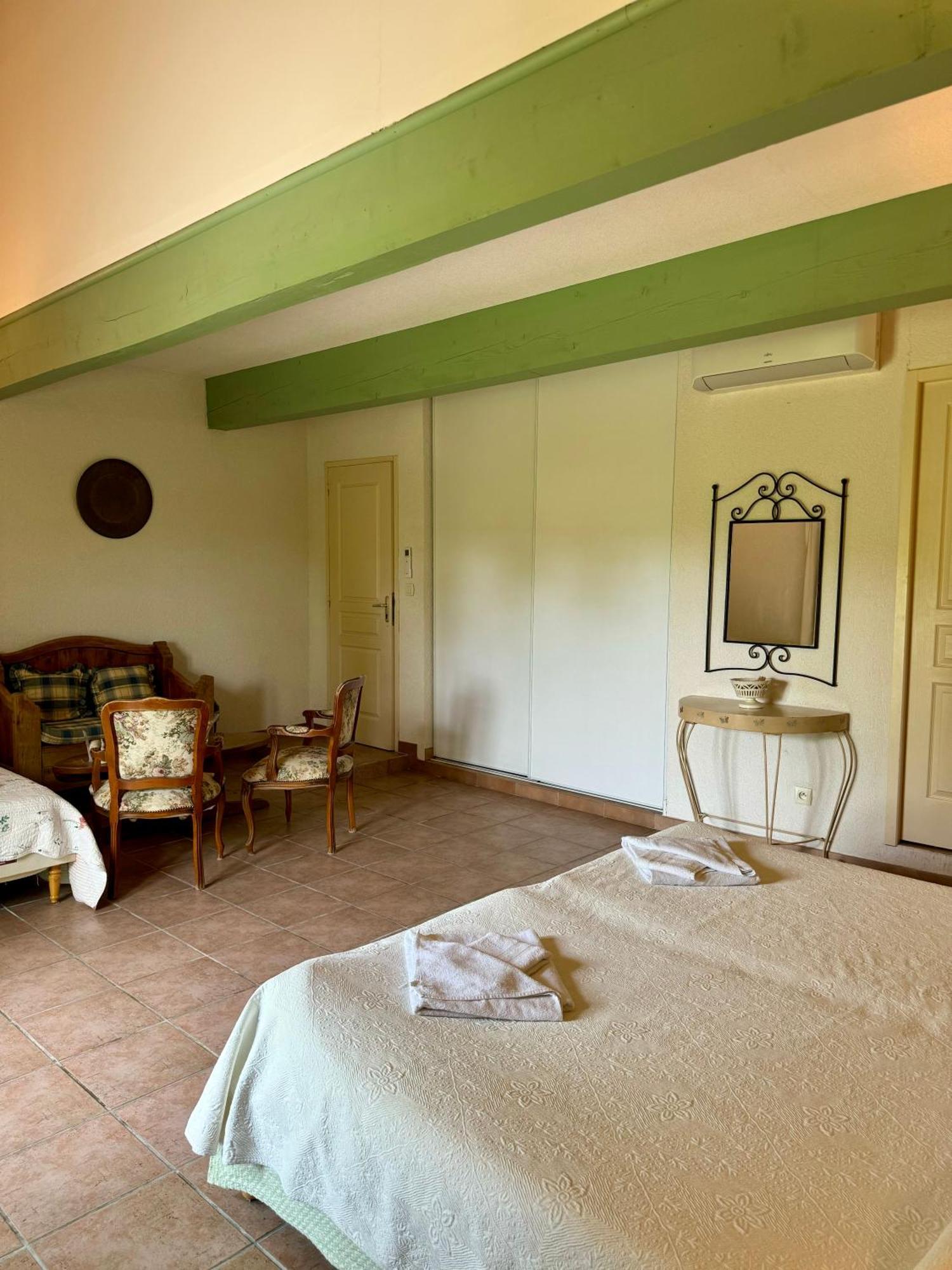 Mas Du Grand Peloux Otel Port-Saint-Louis-du-Rhône Oda fotoğraf