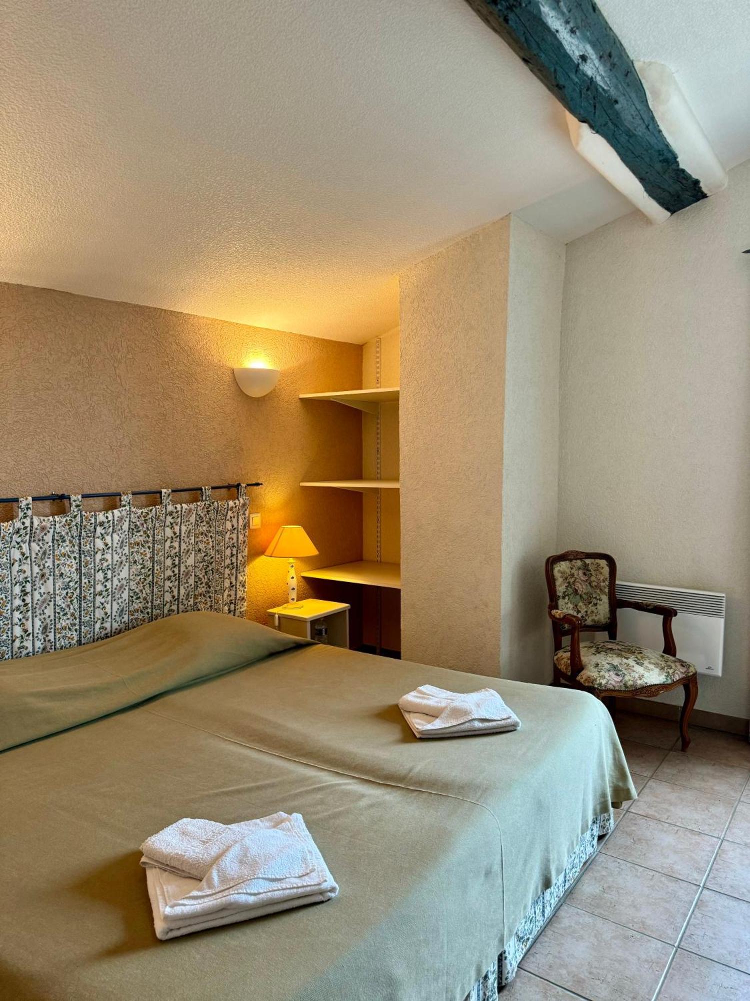 Mas Du Grand Peloux Otel Port-Saint-Louis-du-Rhône Oda fotoğraf