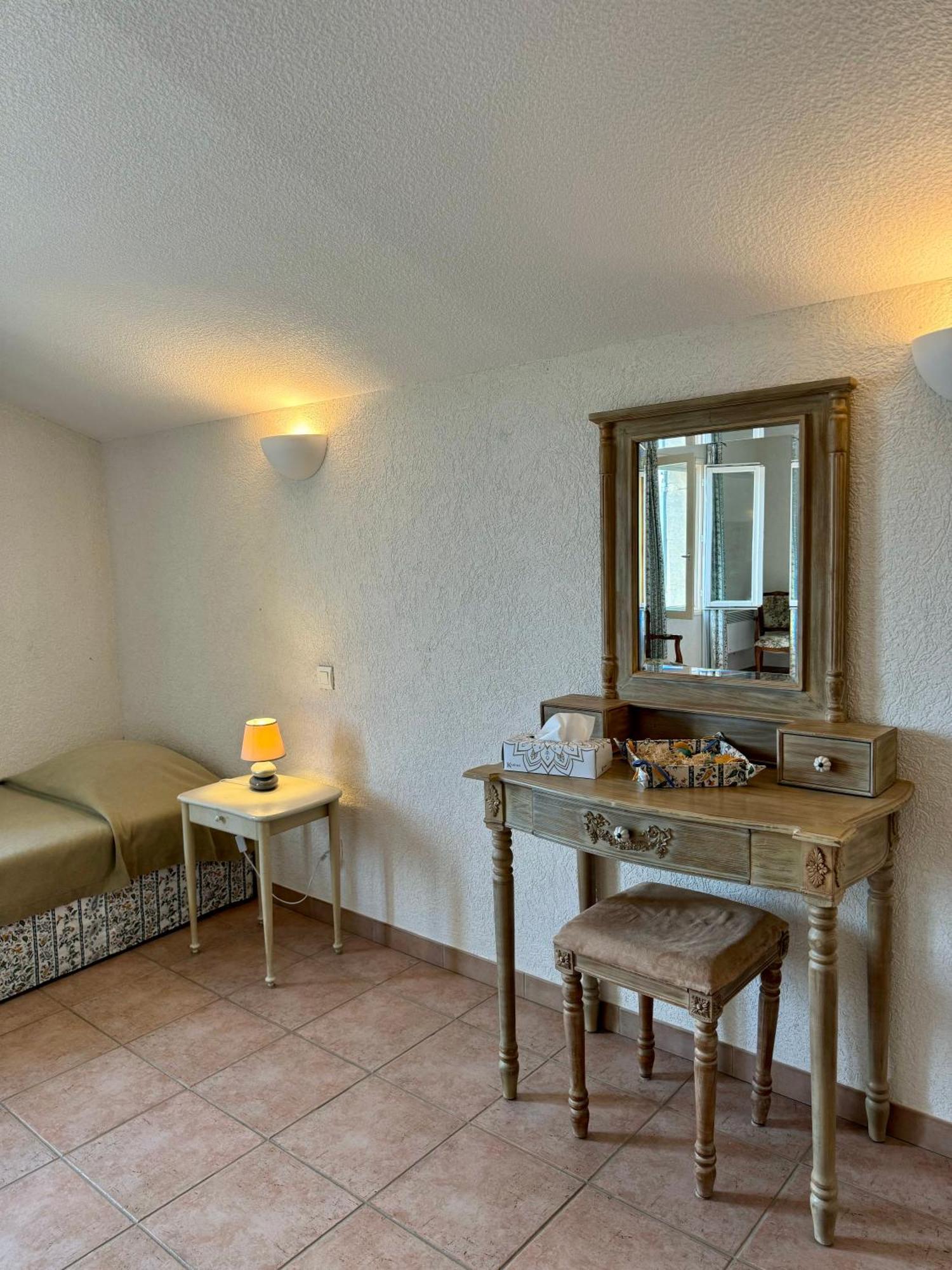 Mas Du Grand Peloux Otel Port-Saint-Louis-du-Rhône Oda fotoğraf