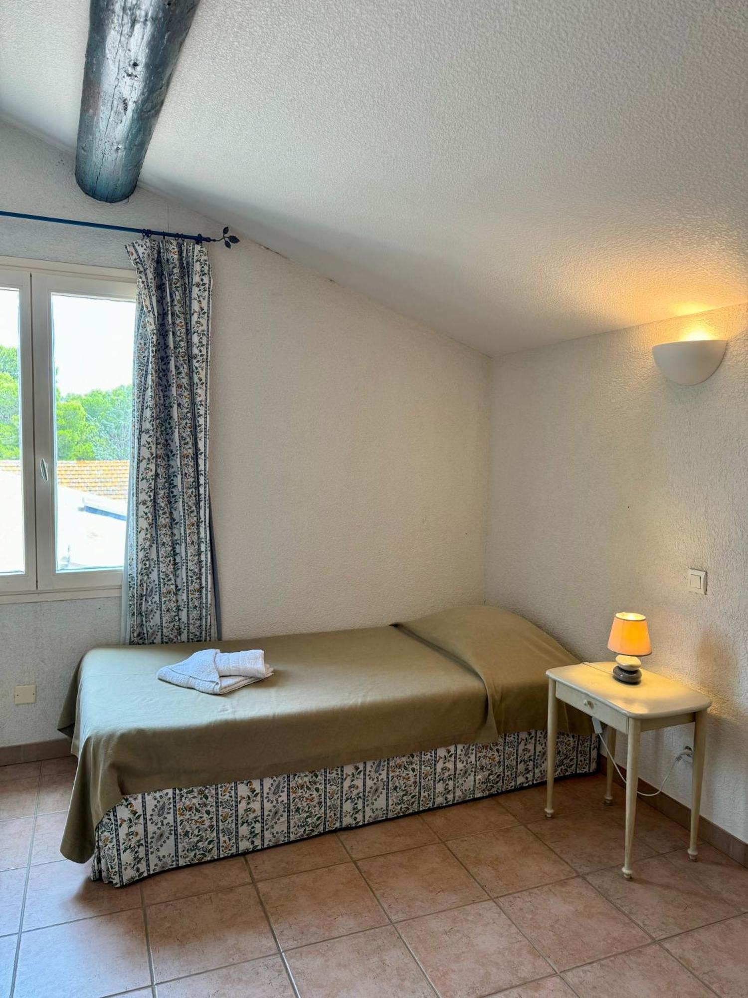 Mas Du Grand Peloux Otel Port-Saint-Louis-du-Rhône Oda fotoğraf